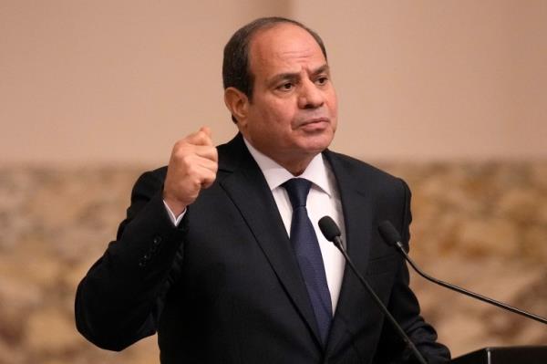 Egyptian President Abdel-Fattah al-Sisi speaks during a joint press co<em></em>nference with French President following their talks in Cairo, on October 25
