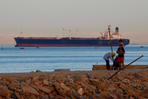 A co<em></em>ntainer ship crosses the Gulf of Suez