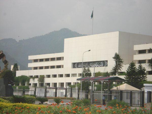 Pakistan Swears in New Parliament Amid Chaotic Scenes