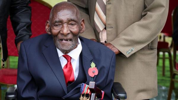 Samwel Mburia, a recipient of five World War 2 medals, is pictured during Britain’s King Charles and Queen Camilla's visit to the Kariokor Commo<em></em>nwealth War graves cemetery, in Nairobi, Kenya, November 1, 2023. REUTERS/Phil Noble</p>

<p>　　