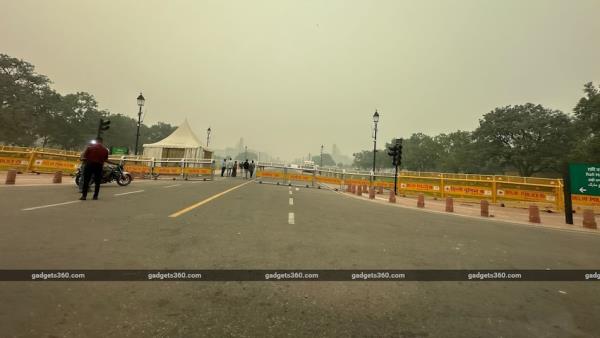 Delhi Air Pollution: These Apps Can Help You Track AQI Data, Weather Forecast