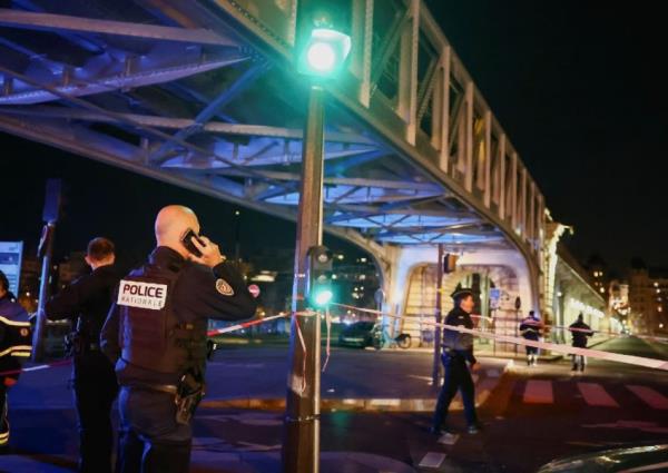 1 dead, 2 injured after man attacks tourists near Paris' Eiffel Tower