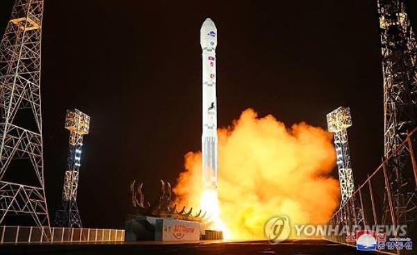 A new type of Chollima-1 rocket carrying a reco<em></em>nnaissance satellite called the Malligyong-1 lifts off from the launching pad at the Sohae satellite launch site in Tongchang-ri in northwestern North Korea on Nov. 21, 2023, in this photo released the next day by the North's official Korean Central News Agency. (For Use o<em></em>nly in the Republic of Korea. No Redistribution) (Yonhap)