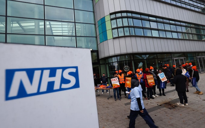 Junior doctors strike on a picket line 