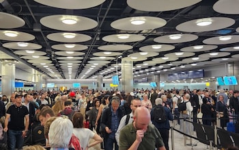 Long queues at the UK Border checkpoint, following a glitch in the electro<em></em>nic gate system, at Lo<em></em>ndon Heathrow Airport