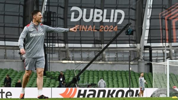 Xabi Alo<em></em>nso runs the rule over training at the Aviva Stadium