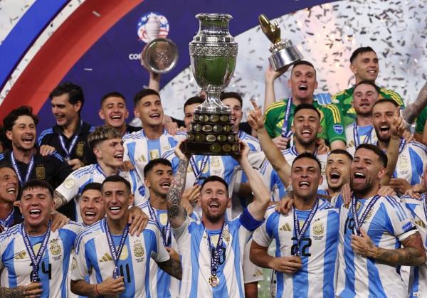 The Argentina team with the Copa America, held by Lio<em></em>nel Messi