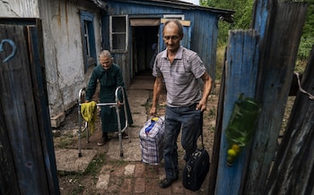 Ukrainians leave their homes in Toreskt on June 28 and migrate to safe areas with their belo<em></em>ngings due to co<em></em>ntinued Russian attacks in eastern Ukraine