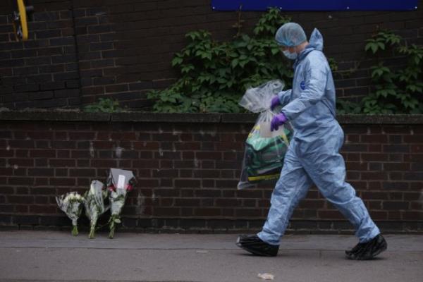 CROYDON, ENGLAND - SEPTEMBER 27: Police forensic officers remove evidence at the scene of a fatal stabbing of a fifteen year old girl, behind the Whitgift Shopping Centre on September 27, 2023 in Croydon, England. This morning Police received reports of a 15-year-old girl stabbed in Croydon, she died at the scene at 09:21. An arrest was made at 09:45 and he is likely to have been known to the victim. (Photo by Dan Kitwood/Getty Images)