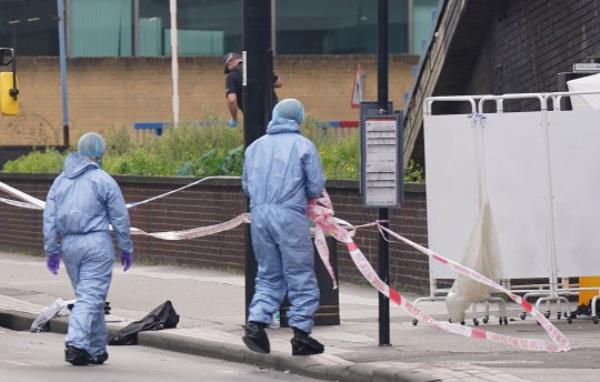 Police and forensic investigators at the scene near the Whitgift shopping centre in Croydon, south Lo<em></em>ndon after a 15-year-old girl was stabbed to death on Wednesday morning. Police were called at 8.30am to reports of a stabbing on Wellesley Road. The girl died at the scene 40 minutes later. Picture date: Wednesday September 27, 2023. PA Photo. See PA story POLICE Croydon. Photo credit should read: Lucy North/PA Wire