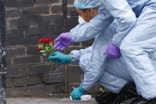  Licensed to Lo<em></em>ndon News Pictures. 27/09/2023. London, UK. Police forensics officers examine flowers and blood stains on the pavement near a bus in central Croydon, South London. It is being reported that a 15-year-old school girl has been stabbed to death on the bus. Photo credit: Peter Macdiarmid/LNP