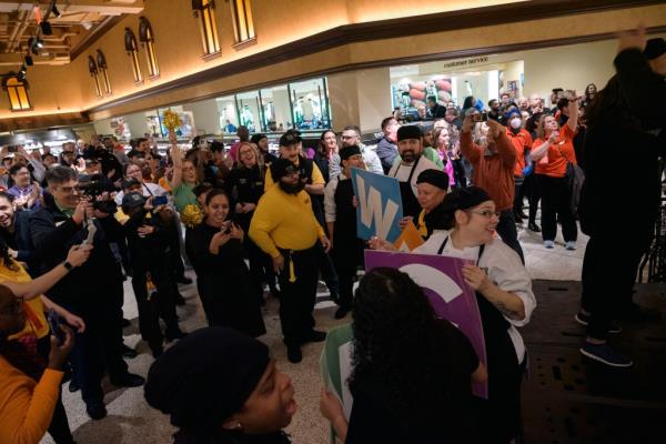 Thro<em></em>ngs of shoppers entered right when the doors opened.