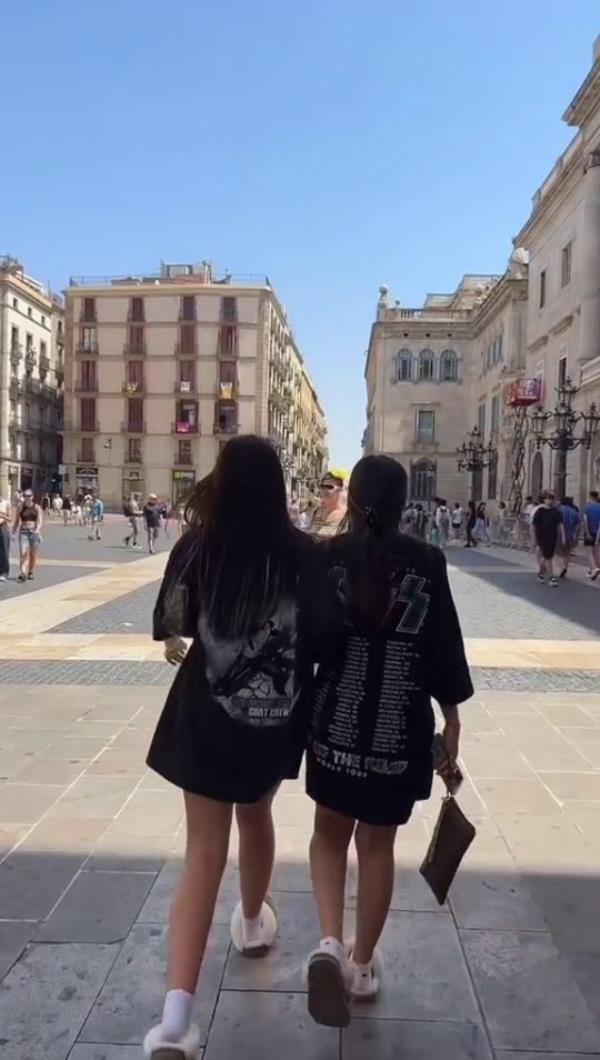Mikaela and her pals complained a<em></em>bout the searing heat while in Uggs(Picture: Mikaela Testa/TikTok) 