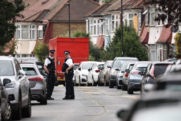  Licensed to Lo<em></em>ndon News Pictures. 02/10/2023. London, UK. Police guard a cordon in Edmonton, north Lo<em></em>ndon after a teenger was stabbed. Police were called on Sunday, 1 October, to a stabbing in Kendal Gardens, N18. Despite the best efforts of the emergency services, the 16-year-old victim was pro<em></em>nounced dead at the scene. The boy?s family have been informed and are being supported by specialist officers. Photo credit: Marcin Nowak/LNP