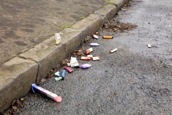 A mass of e-cigarettes thrown on the street, causing pollution with plastic, me<em></em>tal and batteries.