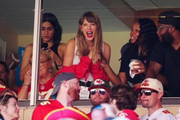 Taylor Swift reacts during the first half of a game between the Chicago Bears and the Kansas City Chiefs 