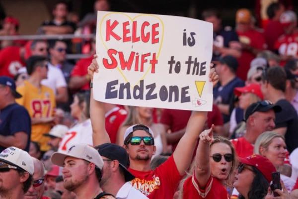 Kansas City Chiefs and Taylor Swift fans show their support 