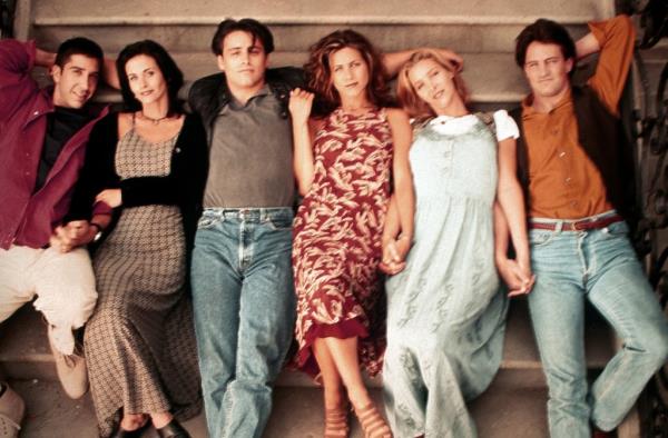  David Schwimmer, Courteney Cox, Matt LeBlanc, Jennifer Aniston, Lisa Kudrow, Matthew Perry lying down, smiling. 