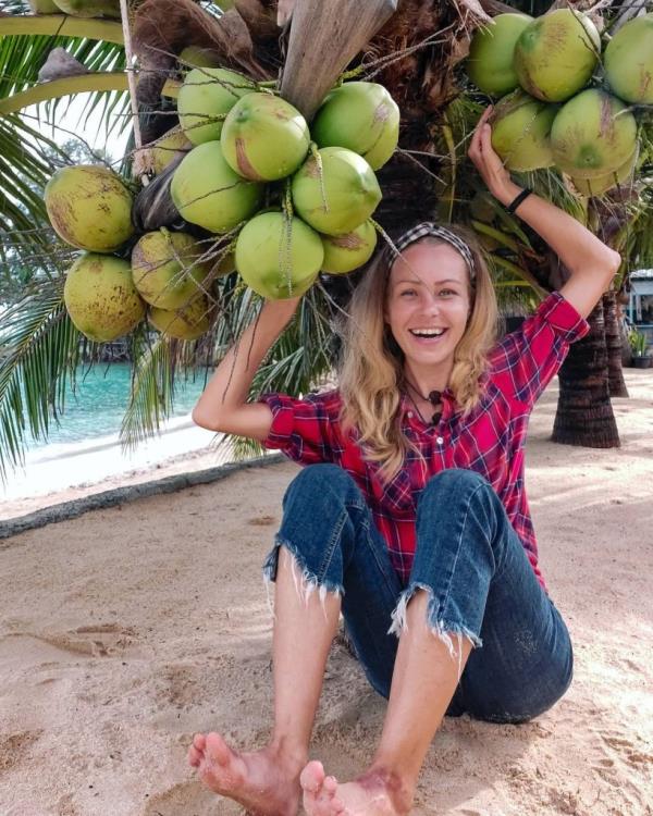 Samso<em></em>nova with coconuts.