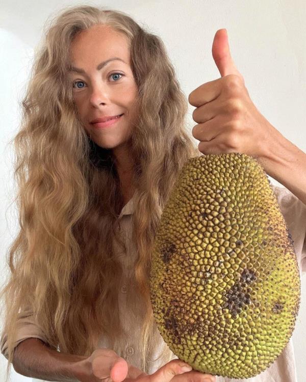 Samso<em></em>nova with a jackfruit.