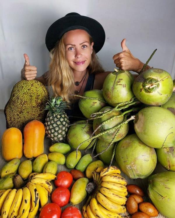 Samso<em></em>nova with a cornucopia of tropical fruit.