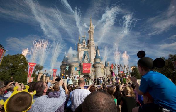 An analytics firm which tracks wait times for rides at attractions at Disney World is reporting thinning crowds at the theme park this summer.