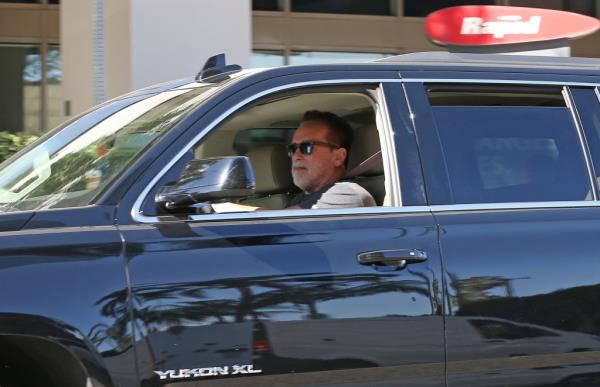 Arnold shwarzenegger out and a<em></em>bout after surgery</p>

<p>　　