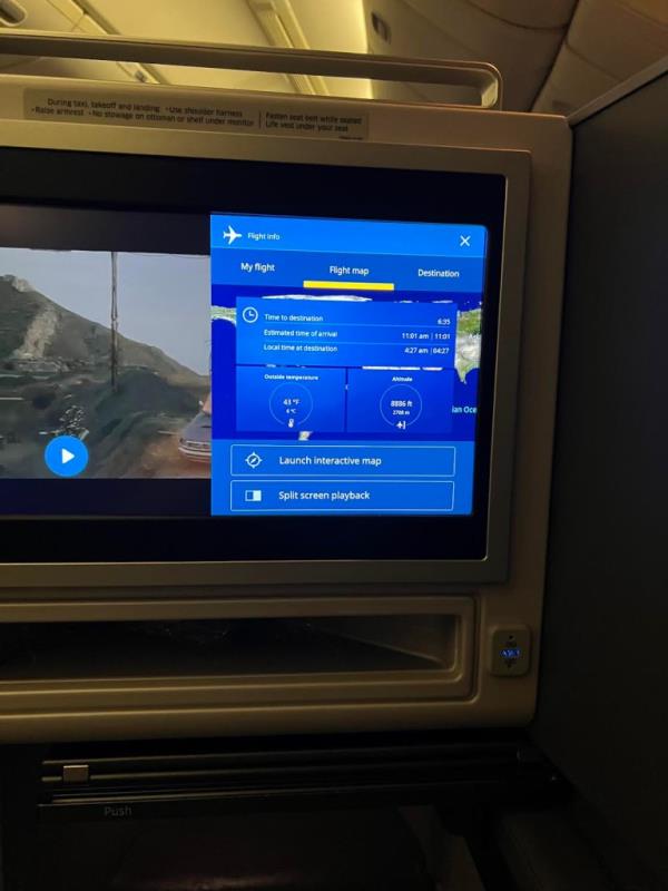a<em></em>bout 10 passengers quickly crowded near the back of the Boeing 777 before the pilot announced the plane would be making an emergency landing.</p>

<p>　　