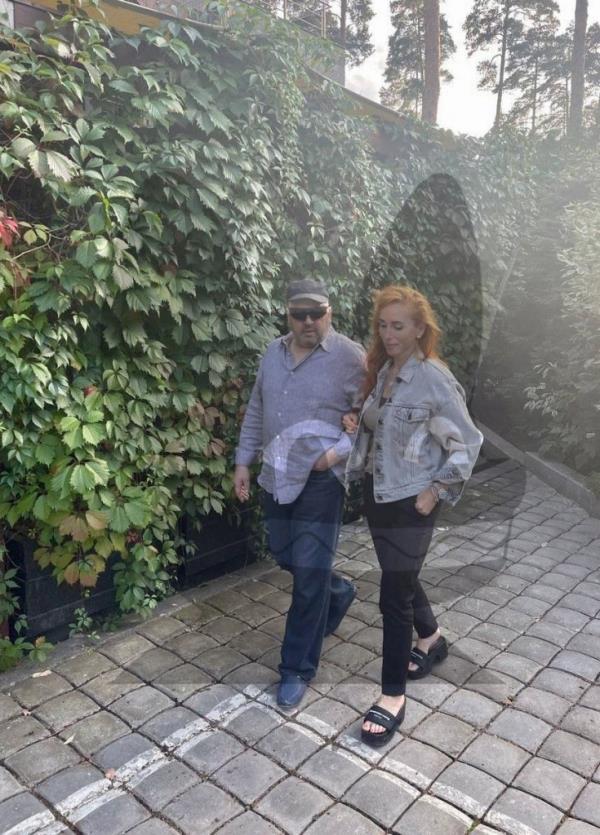 The recently published photo showed a man in sunglasses and a cap walking alo<em></em>ngside a woman resembling Surovikin's wife, Anna.</p>

<p>　　