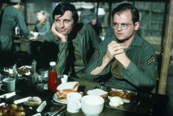 Alan Alda and Gary Burghoff in 