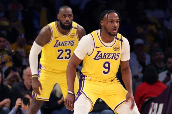 Bro<em></em>nny and LeBron sharing the court for the first time.