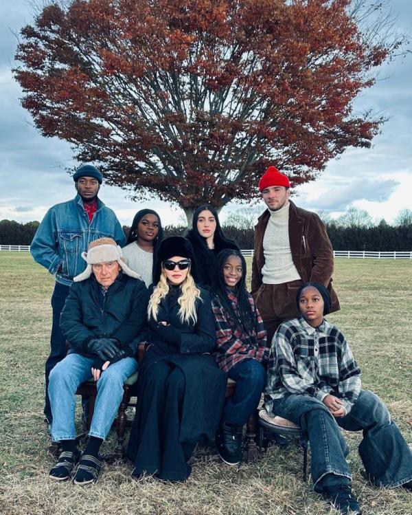 Mado<em></em>nna with her six kids and her father on Thanksgiving