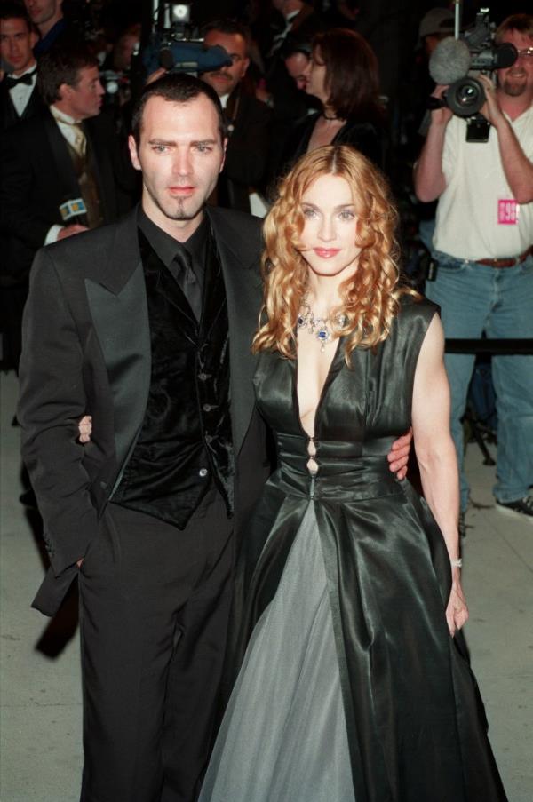 Mado<em></em>nna and her brother Christopher at the 1998 Vanity Fair Oscars party