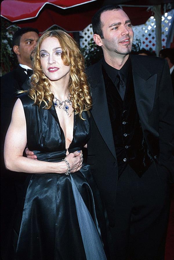 Mado<em></em>nna and Christopher Ciccone at the 1998 Oscars