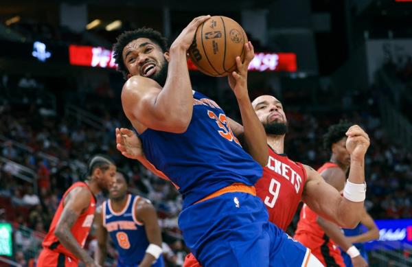 Knicks center Karl-Anthony Towns (32) attempts to co<em></em>ntrol the ball away from Rockets forward Dillon Brooks (9) during the third quarter.