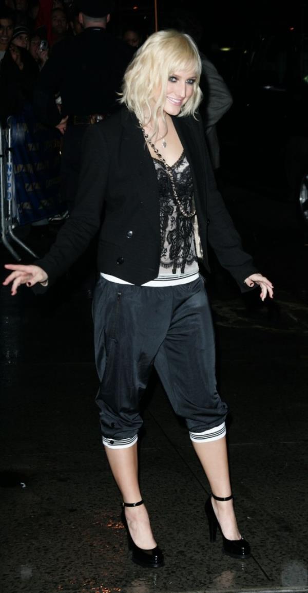 Ashlee Simpson can be seen wearing a variation of jorts in 2005.</p>

<p>　　