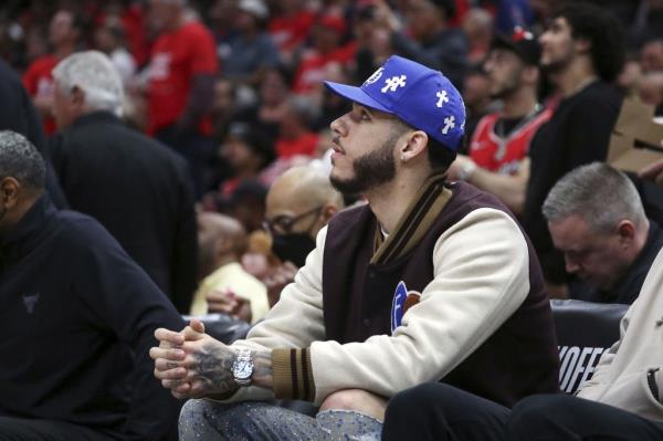 Lo<em></em>nzo Ball watches in street clothes as the Bulls play the Bucks at the United Center on April 24, 2022.