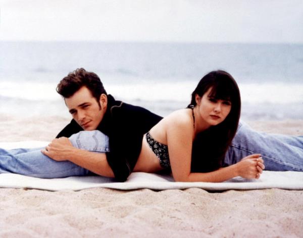 Luke Perry as Dylan and Shannen Doherty as Brenda on 