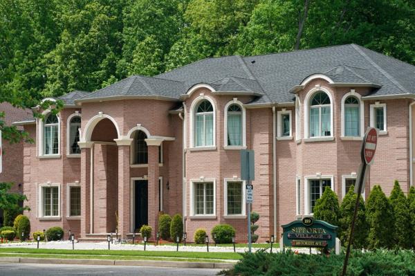 Exterior of large red brick house in Paramus, NJ belo<em></em>nging to Whitehead 