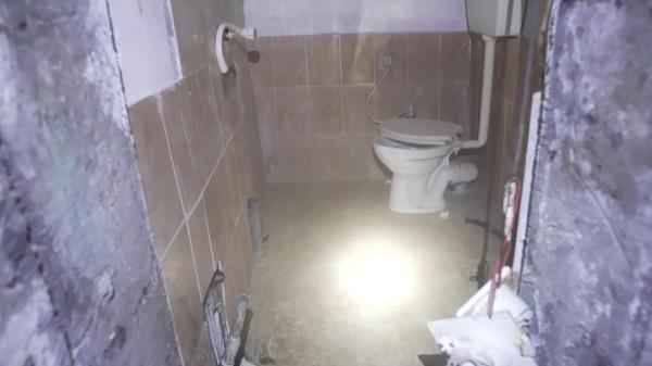 The tunnel system had working plumbing, as evident by a small bathroom located at the end of one of the hallways.</p>

<p>　　