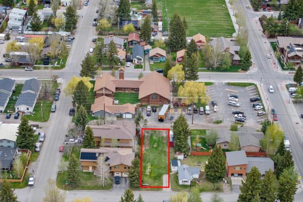 The tiny plot of land is o<em></em>nly made up of 0.17 acres of land. 