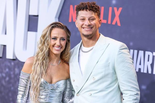 Patrick Mahomes, Brittany Mahomes, Travis Kelce and Taylor Swift, posing for a photo with another couple