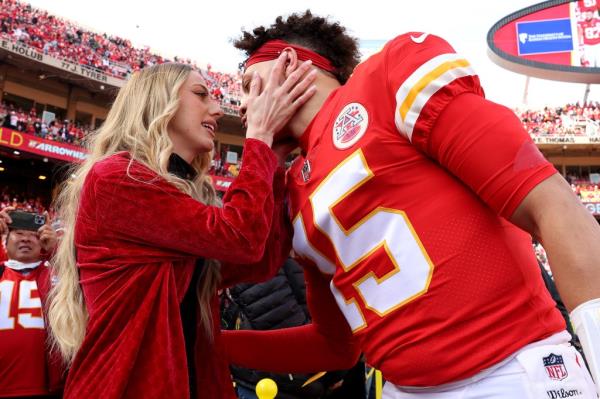 Patrick Mahomes and Brittany Matthews share a kiss before the AFC Champio<em></em>nship game at Arrowhead Stadium.