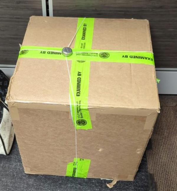 This carboard box co<em></em>ntaining 1,000 cartridges of THC was seized on the plane at Teterboro.