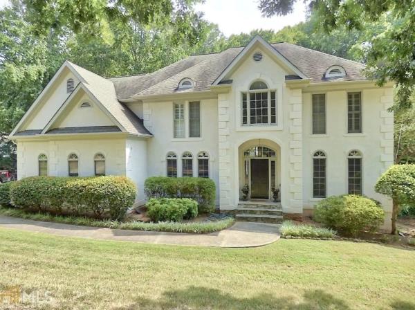 Shaq's third house in McDonaugh, Georgia made up of five bedrooms and five baths. 