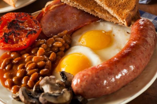 Traditio<em></em>nal Full English Breakfast with Eggs, Bacon, Sausage, and Baked Beans