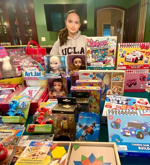 Teenager Eliza Liebowitz do<em></em>nating toys to pediatric cancer patients at Memorial Sloan Kettering Cancer Center