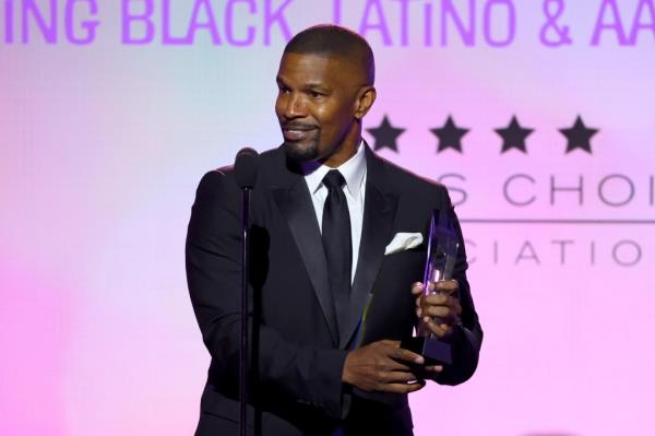 “I couldn’t do that six mo<em></em>nths ago, I couldn’t actually walk to [the stage]. And I’m not a clone, I’m not a clone. I know a lot of people saying that I was clo<em></em>ned out there,” Foxx said in his speech per The Hollywood Reporter. 