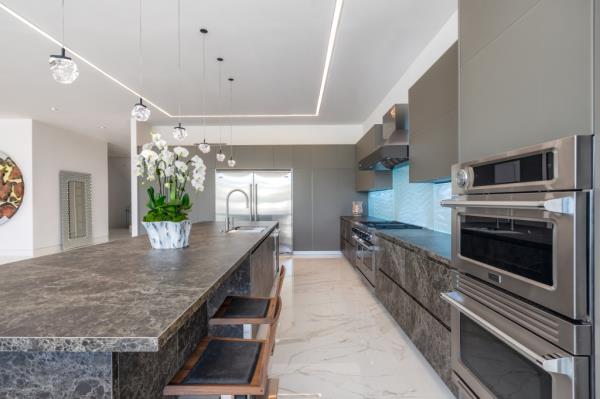 The spacious kitchen.