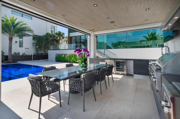 Another perk: entertaining areas that extend outdoors.